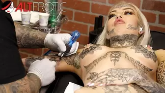 Amber Luke Masturbate while getting Tattooed