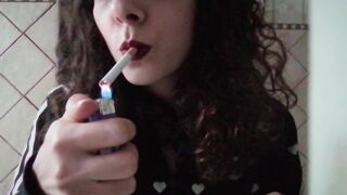 ENORMOUS LIPS CHICK SMOKING two CIGS/INHALES/KISSES