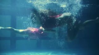 Lesbians and solo whores make out underwater