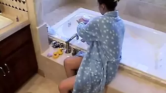 Bathing teenie goes solo for masturbate session